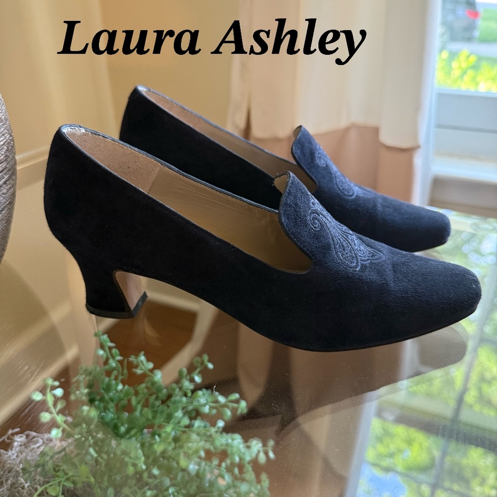 Vintage blue velvet Laura Ashley heels Size 37 (6.5)